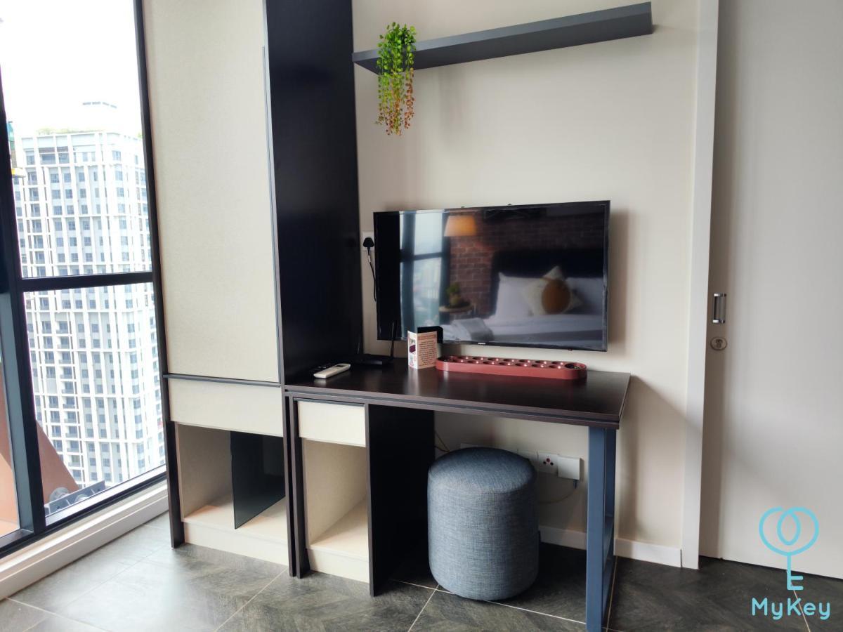 Scarletz Suites By Mykey Kuala Lumpur Exterior photo A television set in a hotel room