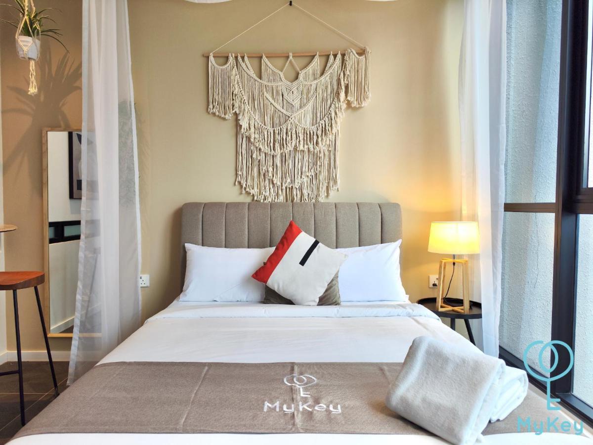 Scarletz Suites By Mykey Kuala Lumpur Exterior photo A bedroom at the hotel